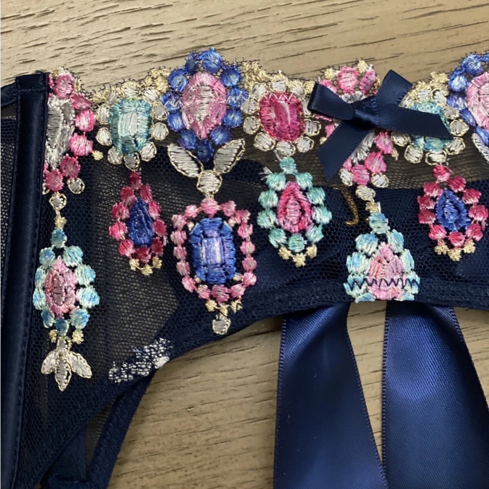 Victoria's Secret Bejeweled Embroidered Garter Belt NOIR NAVY XS/S - Picture 5 of 6